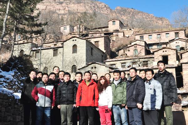 董事长杨雪岗与邢台园区员工攀雪山游古迹,共贺新春佳节